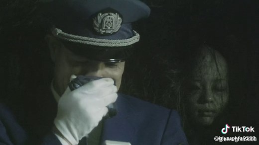 [エクステ 1 ] 美容師を目指す優子（栗山千明）は、ダンサー志望の友達（佐藤めぐみ）と同居していた。ある日、港のコンテナから大量の髪の毛と少女の死体が発見されるが、死体は何者かに盗まれてしまう。その後、エクステをつけた客が怪死する事件が起こり始め、優子が働く美容室にも山崎（大杉漣）という謎の男がエクステを売りに現れる。