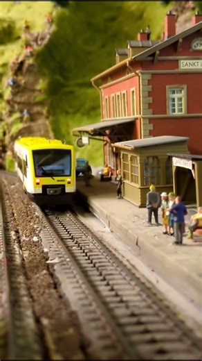 Modelleisenbahn Nebenbahnidylle: Der Triebwagen RS1 verlässt den ländlichen Bahnhof, bwegt Märklin
