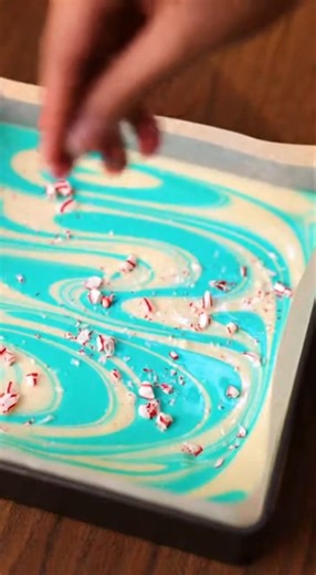 Difficulty ⭐⭐⭐ (Moderate) ⏰ Cooking time : 35 min 🍽️ Category : Dessert 🛒 Ingredients: • 2 cups granulated sugar • 2/3 cup light corn syrup • 1/2 cup water • 1/4 teaspoon salt • 1 teaspoon peppermint extract • 1/2 teaspoon vanilla extract • Green food coloring (optional) • Powdered sugar for dusting 🍳 Equipment: • Medium saucepan • Candy thermometer • Wooden spoon or silicone spatula • Parchment-lined baking sheet • Sharp knife or pizza cutter • Measuring cups and spoons 📖 Instructions: Comb