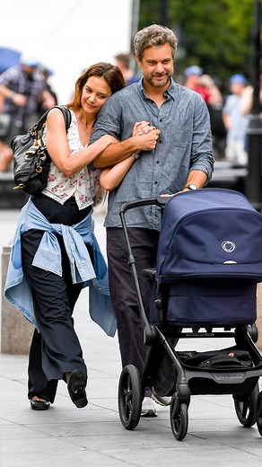 Hollywood Pipeline on Instagram: "#KatieHolmes spotted with Joshua Jackson filming “Happy Hours” in New York. The pair was seen shooting a tender scene at Washington Square Park. This movie trilogy follows the love story of a couple, portrayed by Holmes and Jackson, as they attempt to navigate life’s obstacles and challenges while keeping their love story alive. Are you interested in seeing Katie Holmes and Joshua Jackson in Happy Hours? (📸: BACKGRID) #JoshuaJackson #DawsonsCreek #CelebrityNews