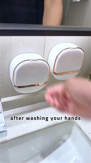 Say goodbye to melted soap! 😍 this soap box with lid and drain keeps your soap dry, clean and sterile. ✔️ Modern waterproof design ✔️ can be installed without nails or screws ✔️ suitable for bathrooms, kitchens or laundries ✨ | Foldpileup