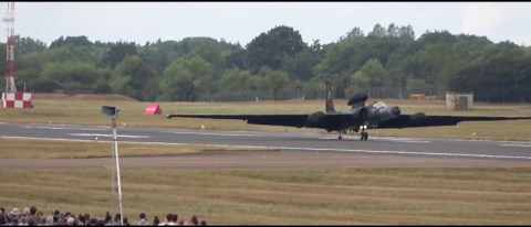 Watch this U-2 perform a perfect landing - "It balances on a razor’s edge"