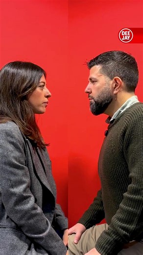 Non è uno show da guardare. È uno show da giocare. Arriva Deejay Contro Deejay, il nuovo game show live di Radio Deejay scritto da Francesco Lancia e Chiara Galeazzi. Cinque serate di sfide a squadre tra le voci della radio e ospiti speciali, tra quiz, prove pratiche e giochi di abilità, con il pubblico parte integrante dello show. 📍 Cattedrale della Fabbrica del Vapore (Milano) 📅 Venerdì 16 gennaio 2026 ⏰ Ore 21 Sul palco della prima serata: Nicola Savino e Manuela Suma vs Fabio Caressa e Ben