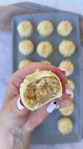 🍫 Bolitas con Chocolate Blanco 🤍🤍🤍 👩🏻‍🍳 Ingredientes (19 bolitas, cada bolita de 20 gramos): * 160 g de galletas finamente molidas * 135 g de queso crema al 5%, a temperatura ambiente * 100 g de azúcar en polvo * 1/2 cucharadita de extracto de vainilla Para el recubrimiento: * 200 g de chocolate blanco * 2 cucharadas de aceite Para decorar: * Migas de galletas 👩🏻‍🍳 Preparación: 1- En un bol, mezcla las galletas molidas, el queso crema, el azúcar en polvo y la vainilla hasta obtener una