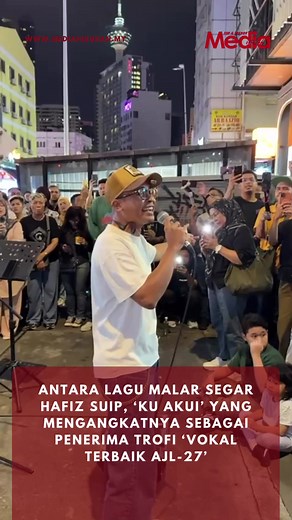 Pakai mic yang ini pun dah cenggini bunyi dia… Siapa je yang tak tahu lagu ini kan? Sudah 13 tahun usianya sejak dilancarkan 2012 lalu. Ini antara lagu malar segar Hafiz Suip, ‘Ku Akui’ yang mengangkatnya sebagai penerima trofi ‘Vokal Terbaik AJL27’ dan menang tempat ketiga keseluruhan. Jom sama-sama rai dan dengar barisan lagu hits lain dari Hafiz secara ‘live’ Di Sebalik Aku: Hafiz Suip Live in Concert Megastar Arena, Kuala Lumpur, 1 November 2025 depan! #MHnews #MediaHiburan #FYP