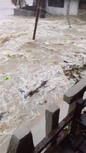 🌊 WATCH: Super Typhoon Uwan unleashes its fury in Tinopan, Rapu-Rapu, Albay, with formidable waves battering homes and boats. The raw power of nature on display as strong winds fuel the relentless sea. 📽️ Video courtesy of Khie Deblois. Stay safe and informed. #TyphoonUwan #RapuRapu #Albay #ExtremeWeather #StaySafe | Jay Maningo