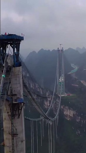 世界一高い橋 「花江峡谷大橋」 中国南西部貴州省 水面からの高さ約６２０メートル、現在世界一高い橋とされるフランスのミヨー高架橋を約２８０メートルも上回る #花江峡谷大橋 #worldrecord
