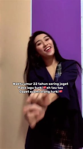 Zora fitri on Instagram: "Gara2 sering dengar lagu & nonton film turki kayanya Jadilah berjodoh dengan orang Turki #maklong #komedi #dance"