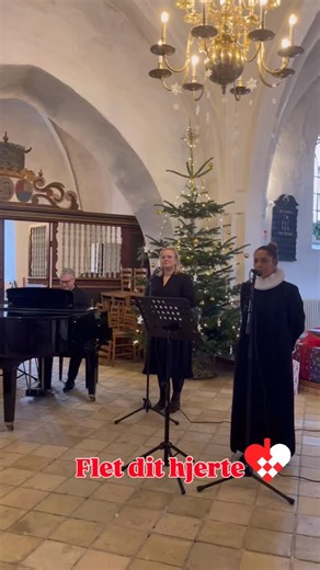 Tved Kirke er i fuld gang med at dele ud af decemberglæden 🎄✨ I denne uge har 60 børn fra Børnehuset besøgt kirken med de smukkeste engle til juletræet, og Tved Skole var også forbi med eleverne, der sang Lucia for forældre og bedsteforældre – en smuk eftermiddag fyldt med lys og skøn sang. I dag holdt ældreklubben deres årlige juleafslutning, og sognepræsten og personalet er nu halvvejs gennem alle julearrangementerne – godt hjulpet på vej af præstens nye julesang “Flet dit hjerte”, som hun bå