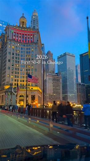 Feels like summer in Chicago, it’s a beach day today 🏝️ Downtown Chicago 📍 #chicago #chicagophotographer #chicagolife #chitown #chicagoblogger | Travel With Me