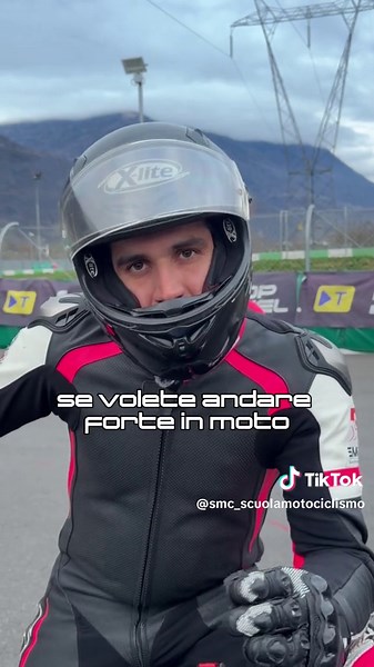 La strada non è una pista. E non lo diciamo per spaventarti. Lo diciamo perché in pista ci sono protezioni, personale qualificato, asfalto curato e zero imprevisti. In strada ci sono auto che svoltano, ghiaia negli angoli, guardrail e persone. In pista puoi osare. In strada, no. 🏁Se senti il bisogno di spingere, vieni a farlo nel posto giusto: Top Fuel, dove puoi guidare forte in totale sicurezza. 🏍️Se invece vuoi imparare a gestire la moto nel modo corretto SMC ha il corso che fa per te. 📍 T