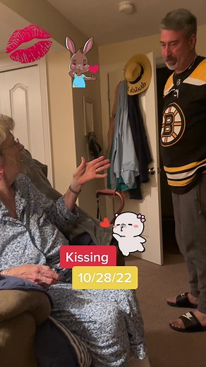 #fyp #nanabanana1932 #alzheimers #dementia #fridaynight #kiss #kisses #bostonbruins #bruins
