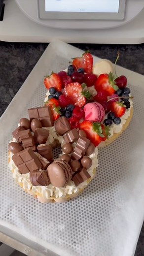 Number cake Si vous cherchez une idée originale de gâteau d’anniversaire, alors le number cake est vraiment fait pour vous ! Réalisée à l’aide d’une pâte sablée fourrée à la crème de mascarpone, cette pâtisserie fait la joie de tous les gourmands. J’ai trouvé cette recette délicieuse recette chez @marjosamira_cook , que j’ai adapté au Thermomix, toutes les étapes pour confectionner ce délicieux gâteau vont devenir un jeu d’enfant. Ingrédients pour réaliser 2 Numbers cake A4 ou un en A3 La pâte s