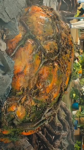 movie on Instagram: "日本正在利用城市中的空气流动来发电，这种技术被称为 风能通道发电系统。这种系统通常安装在立交桥下、道路两侧以及地铁入口等空气流动频繁的区域。当车辆高速经过或人群在地铁中移动时，会产生强烈的气流，这些气流被引入通道内部，推动微型风力涡轮机旋转，从而产生电能。 这些涡轮机即使在非常微弱的风速下也能高效运转。因此，无论是汽车行驶、火车经过，还是人们日常走动产生的空气流动，都可以成为持续的能源来源。单个风能通道每天产生的电量足以支持道路照明、监控设备、地铁指示牌以及各种感应系统的运作。 在东京和大阪的试点项目中，这项技术展现出良好的稳定性和节能效果。专家表示，如果将风能通道与太阳能板和储能装置结合，未来的城市交通枢纽将能实现部分能源自给，大大减少对传统电力的依赖。 这种技术将城市中原本被浪费的空气动力转化为可再生能源，为智慧城市与绿色交通的发展带来新的可能，是未来可持续能源的重要方向。 科技 创新 历史 技术 实验 热门#fypシ #explore"