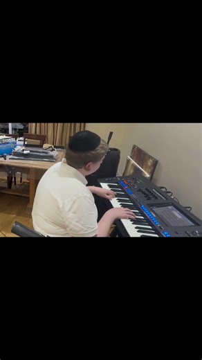 Avrumi and Simcha Issler! Avrumi on the keys and Simcha with the mic! ‪@KosherVidspecialties‬