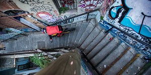 【マウンテンバイク・アーバンダウンヒルとは？】MTB高速ストリートレースの基本を知る