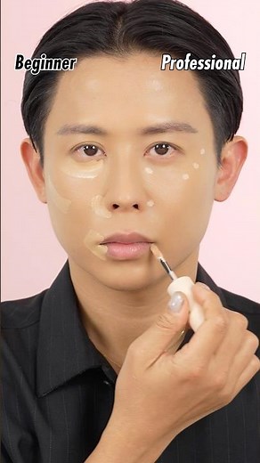 A comparison of how beginners and professionals apply base makeup 🤍 Applying it in the right plac...