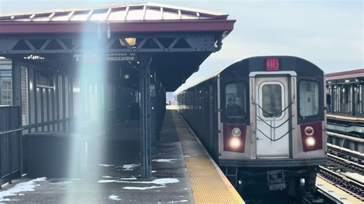 R142 (5) train arriving 233 St