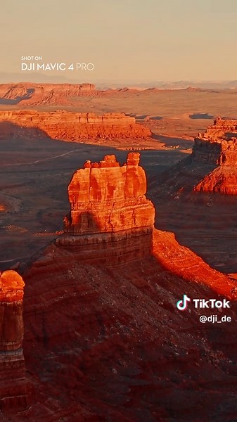 Magische Momente, eingefangen aus der Luft. 🏜️🔥 Mit der DJI Mavic 4 Pro gelingen dir cineastische Aufnahmen – vom Take-off im Wüstensand bis zum perfekten Shot bei Sonnenuntergang. ✨ Bereit fürs nächste Abenteuer? 🧳 🎥: IG/melzagers #DJI #DJIMavic4Pro #mavic4pro #drone #drohne #cameradrone #Kameradrohne #dronephotography #Drohnenfotografie