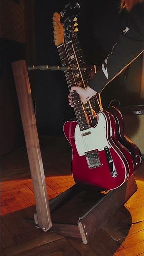 ‚How many red guitars do you need?’ Me: yes