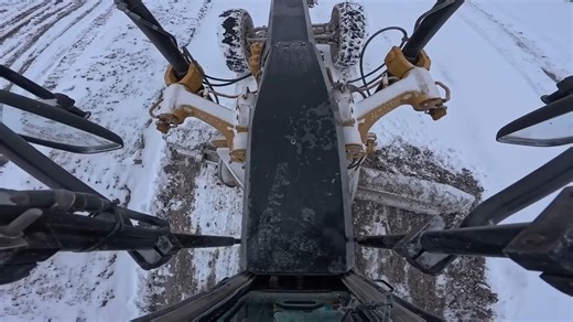 使用 CAT 18M3 平地机铲雪