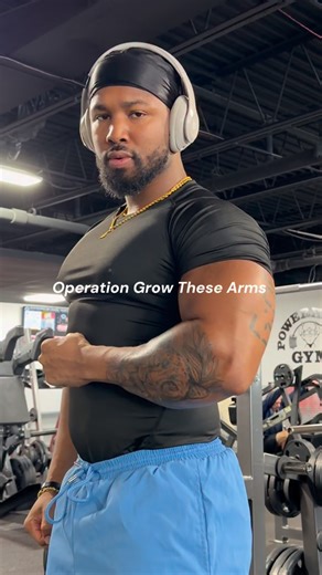 Isaiah Turner | Online Coach | Model on Instagram: "OPERATION GROW THESE ARMS 😤💪🏾🔥 The biggest key to growing any muscle is progressive overload and TUT! Focus on good form and perfecting the mind-muscle connection. Stay near family 💯 #workout #powerhousegym #chicago #fitness #explorepage"