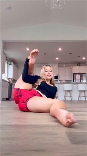 Ashley Niccole on Instagram: "Do you prefer pictures or videos :)? 💗 ⁣ .⁣ .⁣ .⁣"