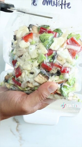 I’m trying this new “Just Add the Egg” concept for breakfast meals and I love how these are turning out. 🙌🏽 #sponsored I’m using my @foodsaverbrand to portion and vacuum seal the ingredients then defrost and cook them when I do my meal prep for the week. All you have to do is pick out your favorite omelet ingredients and store them in the airtight Foodsaver bags, label them, and thank yourself later when you can grab them from the freezer, add the egg and go! Here are the ingredients that I us