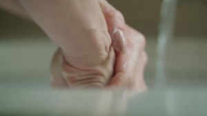 "La mia storia è iniziata quando andavo a nuotare nella piscina della mia zona; mi sono resa conto che qualcosa non andava perché non riuscivo a muovere bene la gamba sinistra, eppure da quel momento ci sono voluti ancora due anni prima di ricevere una diagnosi. Mi facevano male le braccia, le gambe, il collo e io mi sentivo sempre più depressa." Ascolta la testimonianza reale di chi vive con l'#artritereumatoide, ed insieme ad ANMAR ONLUS, Associazione Nazionale Malati Reumatici, dai voce alla 