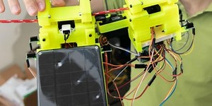 Este robot aprende a moverse mediante una red de cuerdas