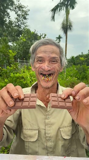 Ông nội tội nghiệp bẻ thanh SOCOLA siêu cute ...😲😄