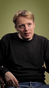 "Læsning bliver vigtigere og vigtigere for mig i takt med, hvordan samfundet udvikler sig." Vi har spurgt nogle af vores fantastiske forfattere om, hvad læsning betyder for dem, for vores kultur og fællesskab. Glenn Bech debuterede i 2021 som forfatter med romanen FARSKIBET, og i september 2022 udkom manifestet JEG ANERKENDER IKKE LÆNGERE JERES AUTORITET. I november 2023 modtog Glenn Bech prisen "Den Gyldne Grundtvig 2023", Odder Højskoles kulturpris, for "igennem de to bøger og et stort samfund