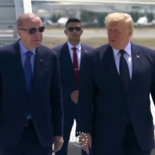 🔴 Donald Trump Türkiye’yi de boş geçmedi, yine yaptı yapacağını!➡️ Selamlama noktasını ve sırasını karıştırdı.➡️ Cumhurbaşkanı Erdoğan Kolundan tutarak doğru noktaya götürdü. 📌 Trump: Merhaba Askar👍📌 Cumhurbaşkanı Erdoğan: Alkış👏 #NATOsummit #TrumpGeliyor