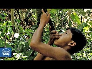 Tribu cazando en la selva del amazonas