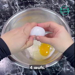 LE FAMEUX GÂTEAU AU YAOURT 🥮 Ultra moelleux comme un nuage ! Ingrédients : 4 œufs 1 pot de yaourt à la vanille (100g) 4 pots de farine 1 pot d’huile 1 pot et demi de sucre 1 c.à.c de vanille en poudre 2 sachets de levure chimique | Deli Cuisine