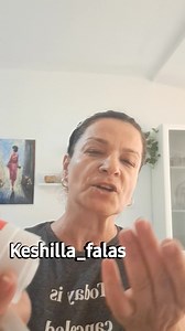Xheli Aloe Vera MSM Body Gel është një produkt që përmban 60% xhel Aloe Vera dhe përbërës të tjerë si MSM (Metilsulfonilmetan), i cili është i njohur për vetitë e tij anti-inflamatore dhe qetësuese për kyçet dhe muskujt. Efektet kryesore të produktit: ✅ Hidraton dhe freskon lëkurën ✅ Lehtëson dhimbjet në kyçe dhe muskuj ✅ Redukton inflamacionin dhe skuqjen ✅ Ndihmon në rigjenerimin e lëkurës ✅ Përmirëson elasticitetin dhe butësinë e lëkurës Ky produkt është veçanërisht i dobishëm për ata që kanë