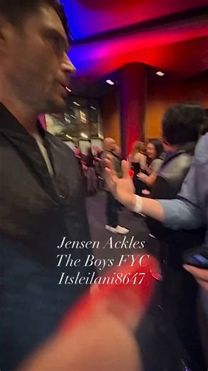 some guy/publicist trying to get jensen on a launch show for judy justice with six figures attached lmaomeanwhile jensen’s clocked an old friend in the crowd, hugging him, asking about his family and with a hand on his heart going “give your dad my best” 🥹