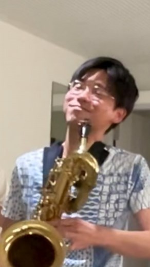 每週po一點薩克斯風 | @hondomakoto #本堂誠 #makotohondo #schubert #baritonesax #台灣 #齁糗 #大學生 #薩克斯風 #齁聽 #眼鏡 #金光閃閃 #迷因 #サックス #カルテット #サックスカルテット #サックス四重奏 #ミーム #台湾 #室内楽... | Instagram