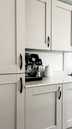 Day 23 of my 30 day declutter challenge and today we are looking at our cups and plates! As always temoving everything so you can see what your working with, give it a good clean and make some brutal decisions 😂 Removing anything that is chipped or broken and donating unused items. We tend to hold onto mugs but realistically how many of then do you use? #cleaning #minimalisthome #declutter #minimalistliving #minimaliskitchen #minimalist #decluttering #declutterwithme #cleanwithme #declutteryour