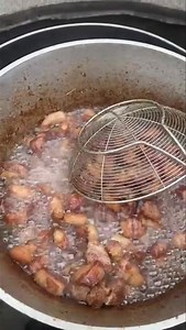 Atentie! Urmeaza imagini cu puternic impact emotional, salivar si dietetic! Sa nu spuneti ca nu v-am spus, da? Eu am gust 2 jumari, de pofta, ca prea bune au iesit, iar restul le rontaie baietii mei, alaturi de bere rece, castraveti in otet, usturoi, ceapa, paine de casa... Las si reteta in comentarii :) Am pus acolo 4 kg de burta/poala de porc, bucata aia cu multa carne si dungi de grasime moale. | Pofta buna cu Gina Bradea