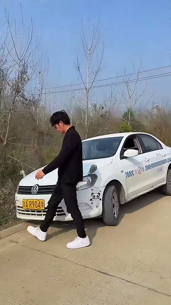 Drivers teach you how to quickly save yourself when your wheels fall off a bump 1