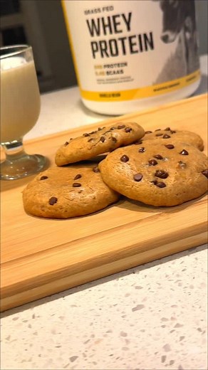 🍪4 INGREDIENT CHOCOLATE CHIP COOKIES🍪 Ingredients: 👇🏽 (makes 4 large cookies) 1 - Ripe banana 140 g – smooth peanut butter 52g - @levelsprotein vanilla protein powder 22 g – semi sweet chocolate chips Instructions: 👇🏽 -mix all ingredients aside from the chocolate chips together in a mixing bowl -folding the chocolate chips -scoop onto a baking sheet lined with parchment paper -bake at 3:50 F for 10 to 12 minutes -Enjoy! :) Macros: 👇🏽 (per large cookie) 314 cal 19g carb 19g fat 17g protei