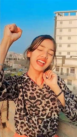 mobile ke bina nahi reh sakti 😜🤣#youtubeshorts #comedy #funnypictures #trending #funny #viralvideos