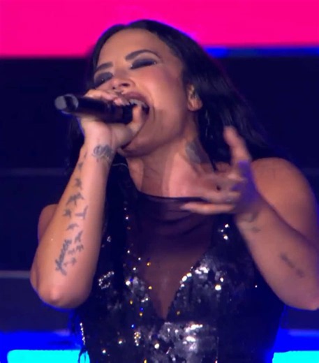Ai, meu coração 🥹 Eu não estava preparado pra esse momento da Demi Lovato cantando ‘Skyscraper’ 🫶 ▶️ Rock in Rio 2026