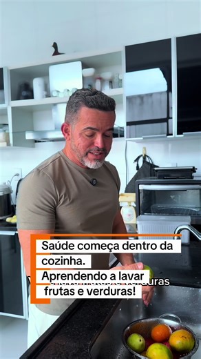 🍎🥬 Como lavar frutas e verduras do jeito certo ✔️ Primeiro: lave uma a uma em água corrente, esfregando bem a superfície para retirar sujeira visível. ✔️ Depois: deixe de molho por 10 a 15 minutos em água com hipoclorito de sódio (2 gotas de hipoclorito a 2,5% para cada 1 litro de água, ou conforme orientação do rótulo). ✔️ Finalize: enxágue novamente em água potável antes de consumir. 🦠 Esse cuidado simples reduz bactérias, parasitas e microrganismos que podem causar doenças. 📌 Higiene dos 