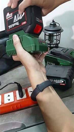 When the battery is fully charged, the green indicator light will turn off automatically.