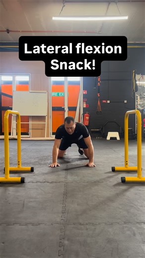 Lateral flexion of the spine doesn’t always get a lot of love compared to flexion & extension or rotation Here are 3 movements I use with patients 1️⃣ 4 point kneeling with reach - use a target to drive the arm across bringing the spine with it. 4 point position reduces contribution from other body parts & helps hit the spine 2️⃣ 2 point kneeling with lateral arm drive - add some load and speed to hit the spine with a bit more demand whilst limiting contribution from lower body 3️⃣ Lunge with la
