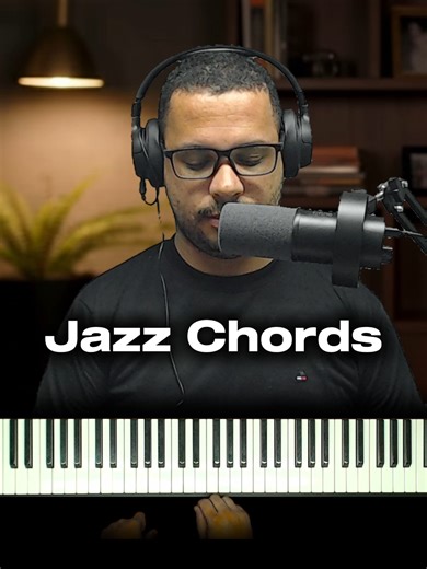 Se você já toca teclado ou piano, mas sente que seus acordes ainda soam básicos, talvez esteja faltando entender como o jazz trabalha a harmonia. Estudar acordes de jazz abre a mente para novas cores sonoras, novas tensões e formas mais interessantes de construir uma progressão de acordes. No jazz, cada progressão de acordes tem movimento, intenção e direção. Quando você começa a entender essa lógica, sua harmonia ganha profundidade e seus acordes de jazz passam a soar muito mais ricos, mesmo em