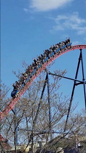 Flying Over the Hill | Superman the Ride at Six Flags New England