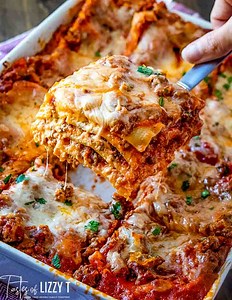 ✨ The easiest lasagna recipe! Learn our tips and skip boiling the noodles.